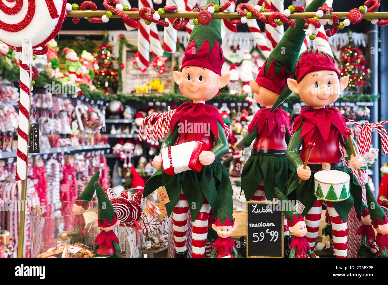 Montauban, Francia. 9 novembre 2023. Musicisti elfi con etichetta Elf Musician € 59,99. È già Natale a la Foir Fouille. Illustrazione di decorazioni natalizie, Babbo Natale, elfi, ghirlande, abeti, renne e altri gufi e giocattoli e decorazioni, in un negozio la Foir Fouille, in una zona commerciale. Francia, Montauban il 9 novembre 2023. Foto di Patricia Huchot-Boissier/ABACAPRESS.COM Credit: Abaca Press/Alamy Live News Foto Stock