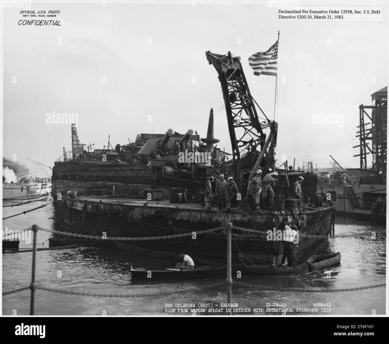 USS Oklahoma (BB37) - Salvage, 12-28-43, 6986-43, Vista dalla parte orientale a galla nel bacino di carenaggio con lista intenzionale a dritta Foto Stock