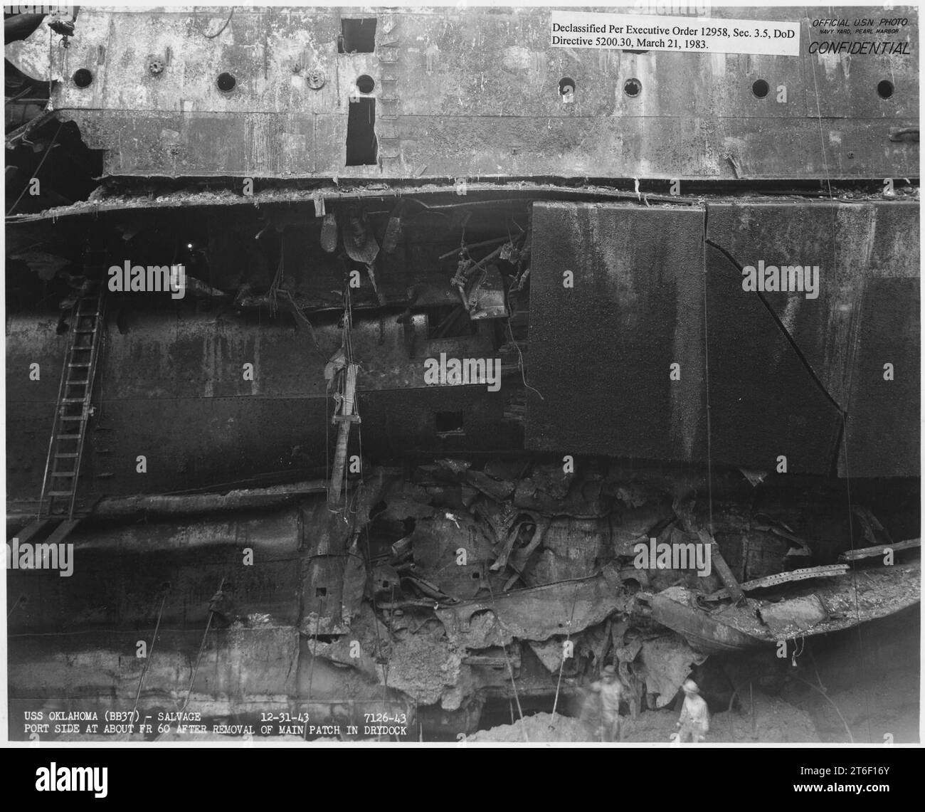 USS Oklahoma (BB37)- Salvage, 12-31-43, 7126-43, Port Side a circa fr 60 dopo la rimozione della patch principale nel bacino di carenaggio Foto Stock