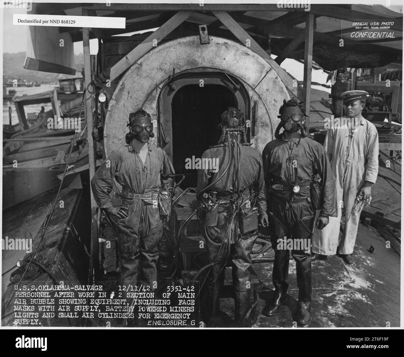 USS Oklahoma- Salvage, 12-11-42, 5351-42, personale dopo il lavoro in ^2 sezione della bolla d'aria principale che mostra attrezzature... Foto Stock