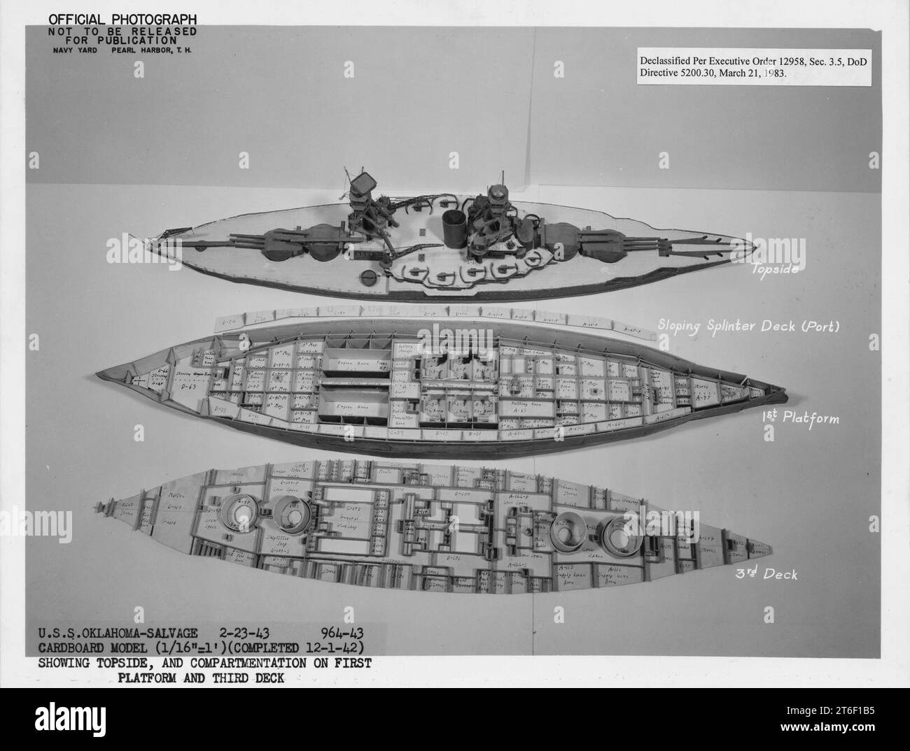 USS Oklahoma- Salvage 2-23-43, 964-43, modello di cartone (1-16''= 1') (completato 12-1-42) che mostra il lato superiore, e... Foto Stock