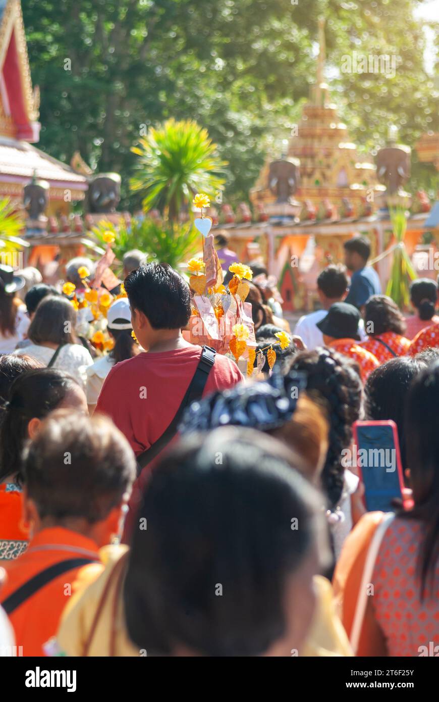 La gente si veste in abiti nazionali, è uscita felicemente durante il Kathin Merit-making festival in Thailandia Foto Stock