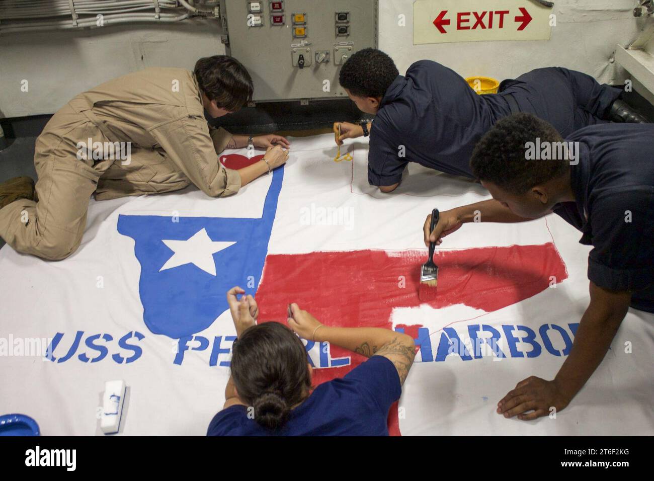 La USS Pearl Harbor crea un cartello a sostegno dell'uragano Harvey 170831 Foto Stock