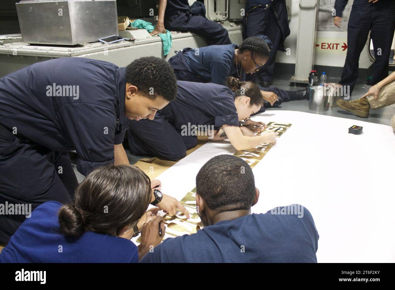 La USS Pearl Harbor crea un cartello a sostegno dell'uragano Harvey 170831 Foto Stock