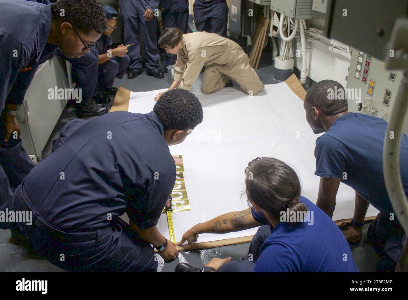 La USS Pearl Harbor crea un cartello a sostegno dell'uragano Harvey 170831 Foto Stock