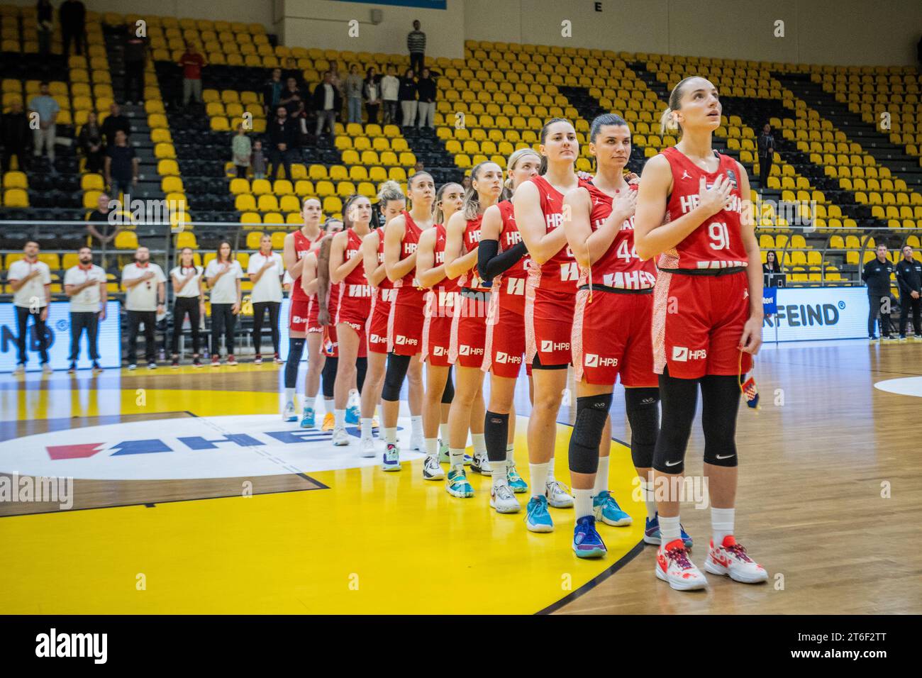 Spalato, Croazia. 9 novembre 2023. I calciatori croati che ingannano il FIBA Women's EuroBasket 2025 Qulifiers Girano Una partita tra Croazia e Spagna al Gripe Sports Hall il 9 novembre 2023. A Spalato, Croazia. Foto: Zvonimir Barisin/PIXSELL credito: Pixsell/Alamy Live News Foto Stock