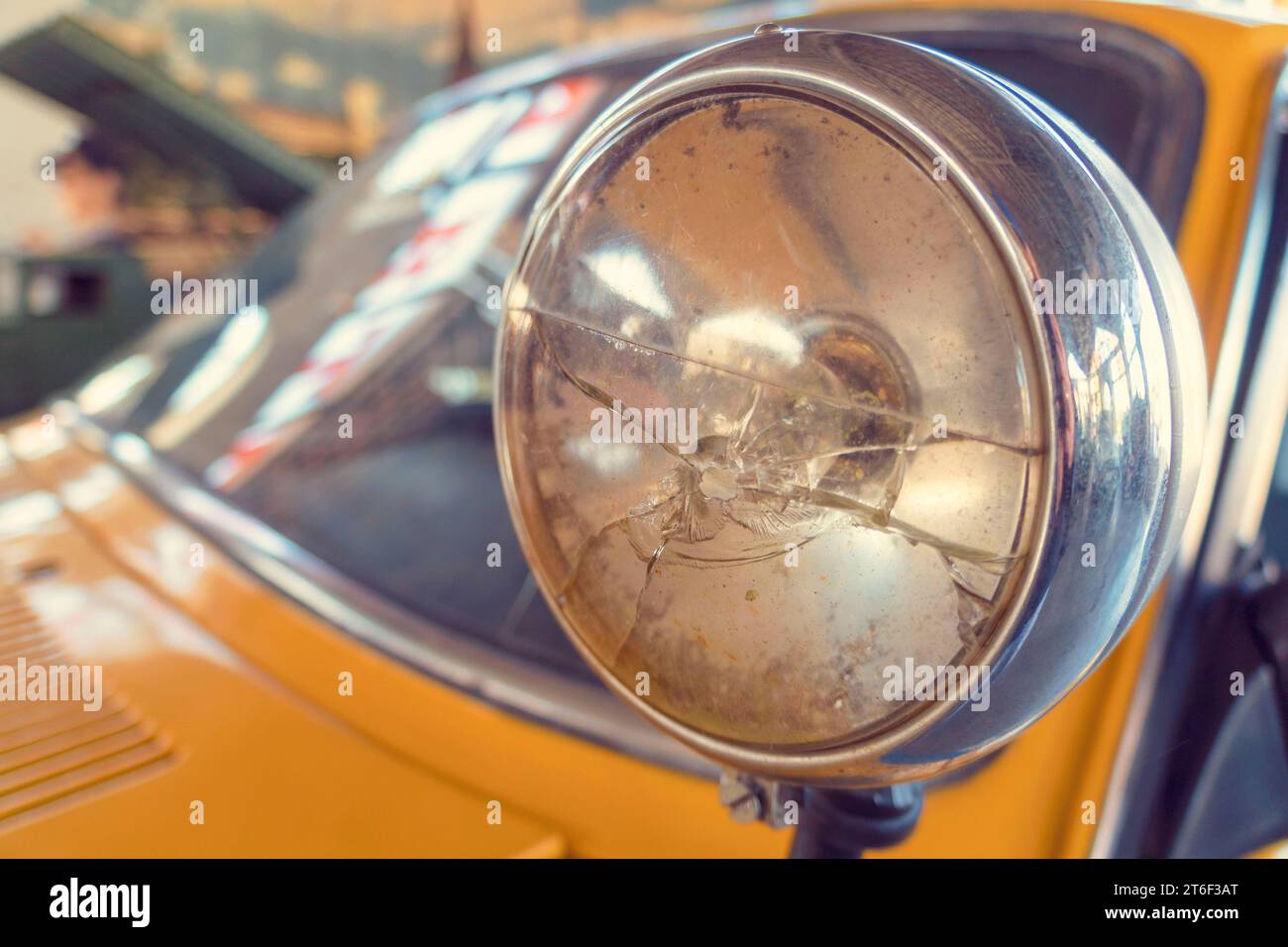 Faro auto rotto. Fari auto danneggiati dopo un incidente. La luce automobilistica è rotta. Foto Stock
