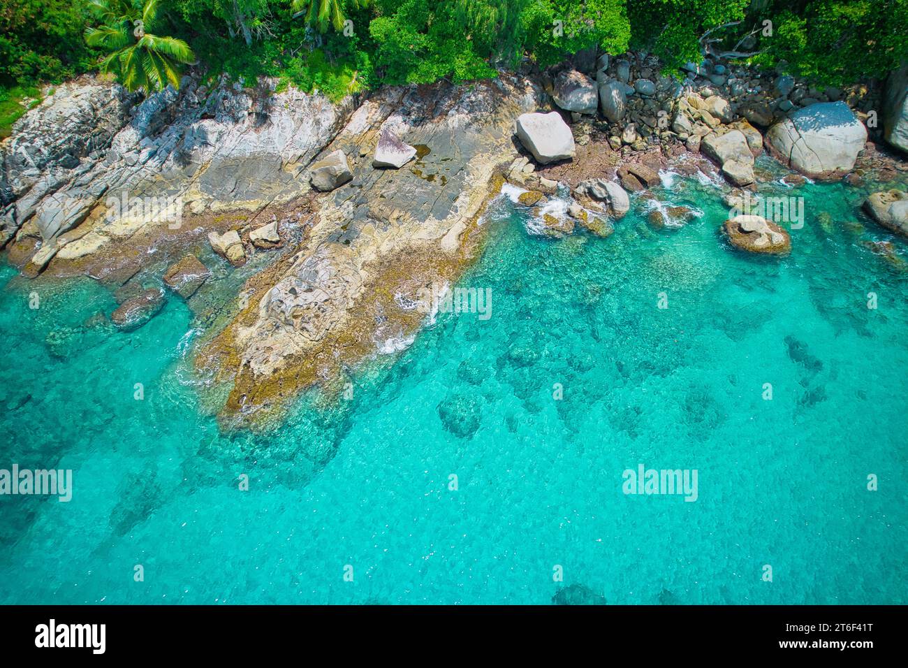 Fotografia con droni di spiaggia di sabbia bianca, rocce di granito, acque turchesi e trasparenti, vicino alla riva, spiaggia al tramonto, Mahe, Seychelles Foto Stock