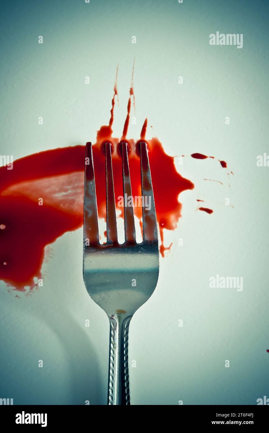 fork and smear of blood, concetto criminale per la copertina del libro thriller Foto Stock