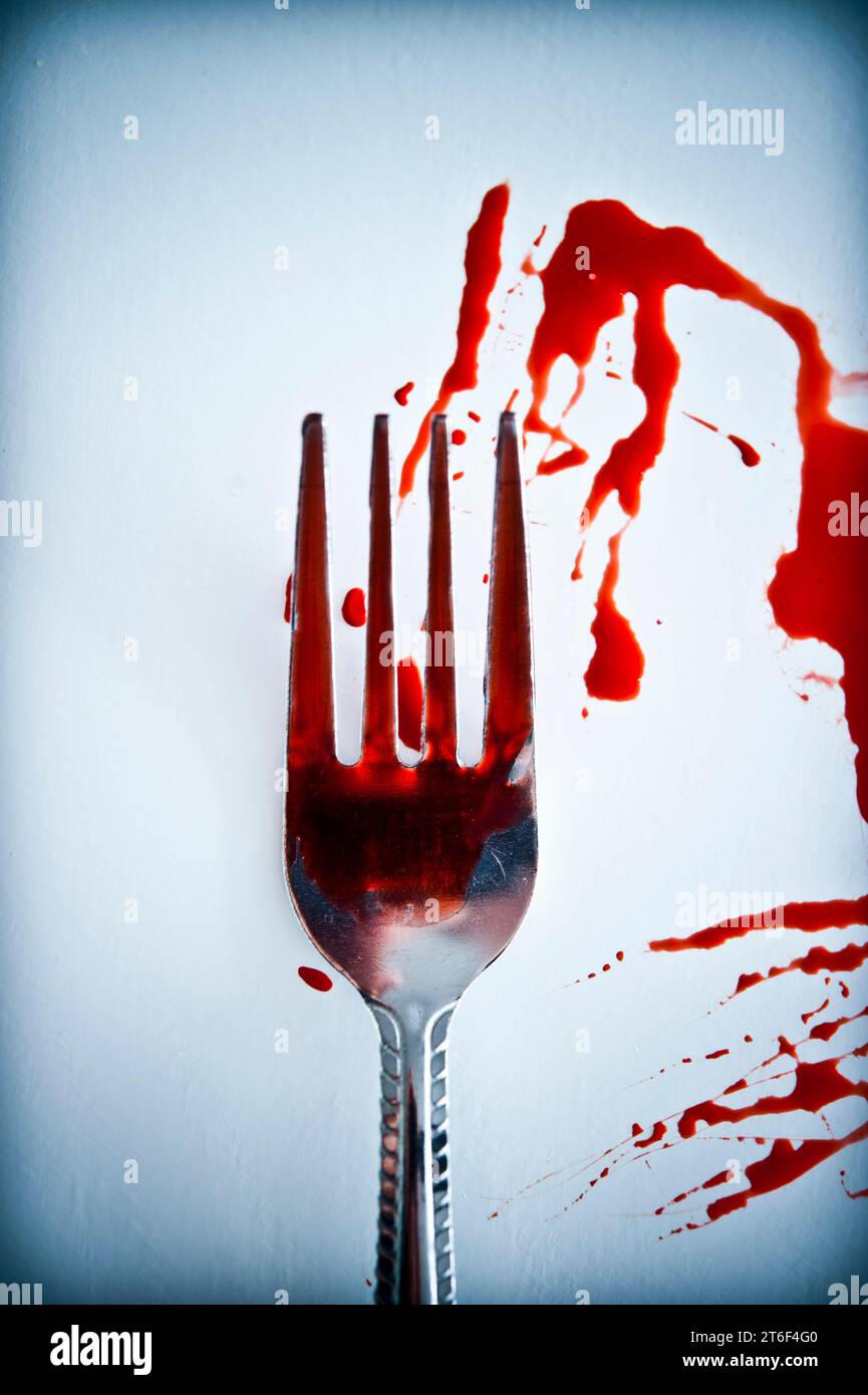 fork and smear of blood, concetto criminale per la copertina del libro thriller Foto Stock