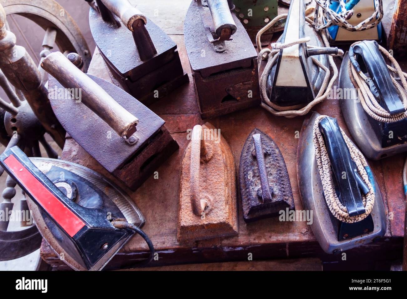 Antichi ferri da stiro vintage. E' un sacco di ferri da stiro per la prima volta in assoluto. Un vecchio soggetto da stirare Foto Stock