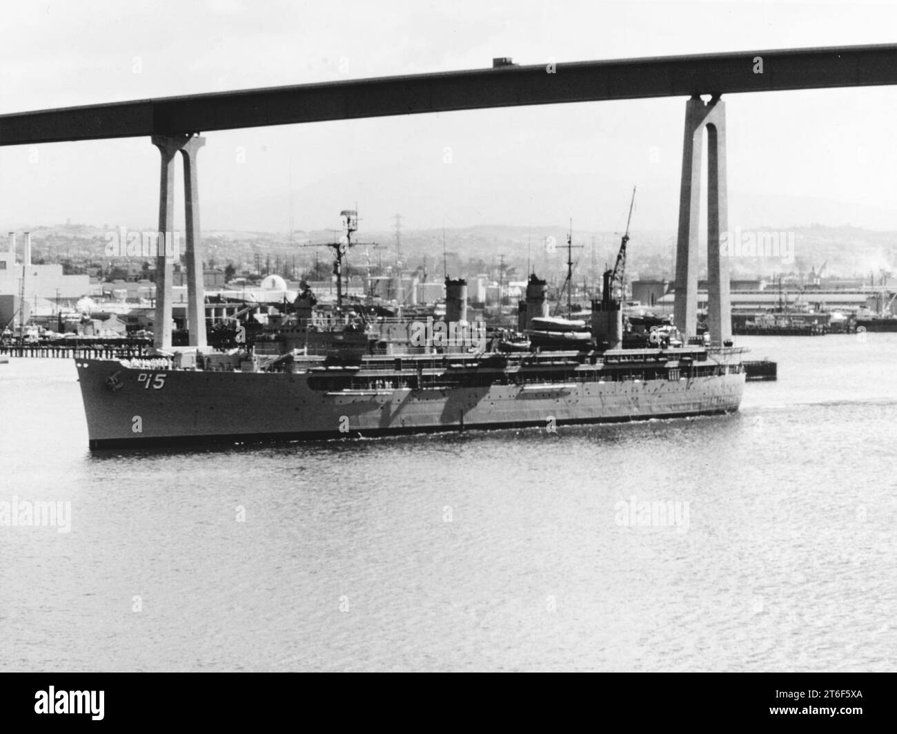 USS Prairie (ad-15) passa sotto il ponte San Diego-Coronado, California (USA), il 17 ottobre 1969 (K-78586) Foto Stock