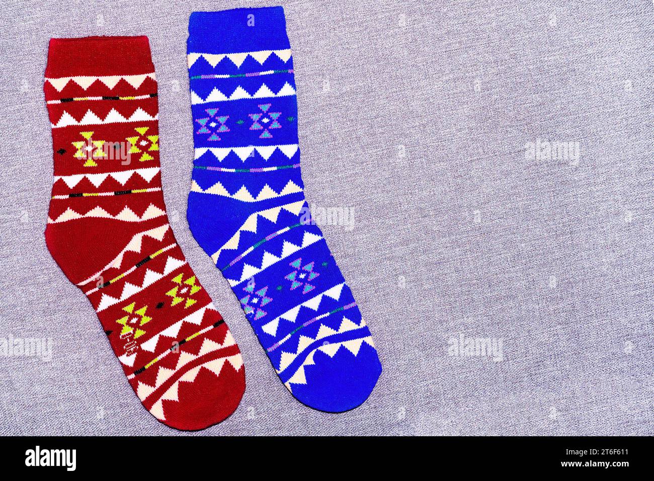 diverse belle calze. Calzini colorati su sfondo. Primo piano del concetto di riscaldamento del piede. Foto Stock