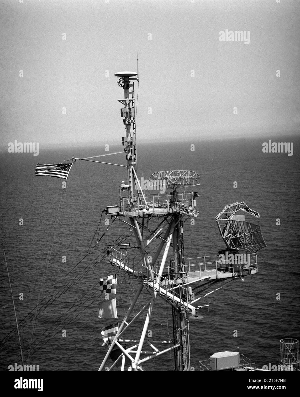 Antenne radar e montante USS Raleigh (LPD-1) Foto Stock
