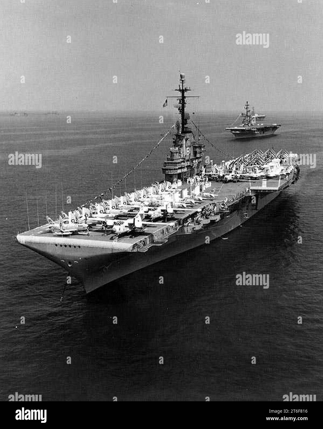 USS Randolph (CVA-15) durante l'International Naval Review di Hampton Roads, 12 giugno 1957 Foto Stock