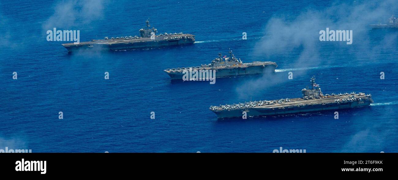 La USS Ronald Reagan (CVN-76), la USS Tripoli (LHA-7) e la USS Abraham Lincoln (CVN-72) sono in corso nel Mare delle Filippine il 12 giugno 2022 (220612 Foto Stock