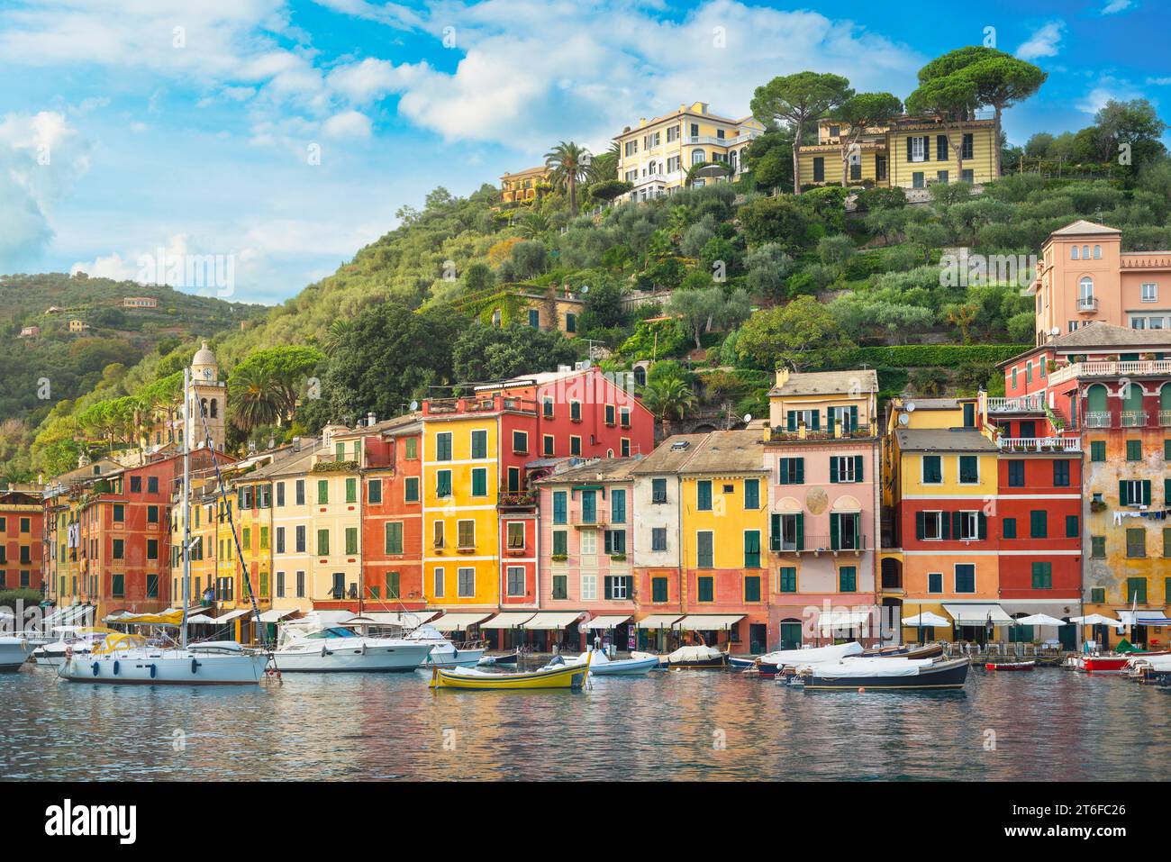 Vista sulla destinazione turistica di lusso di Portofino. Villaggio, yacht e barche nel porticciolo. Regione Liguria, Italia Foto Stock