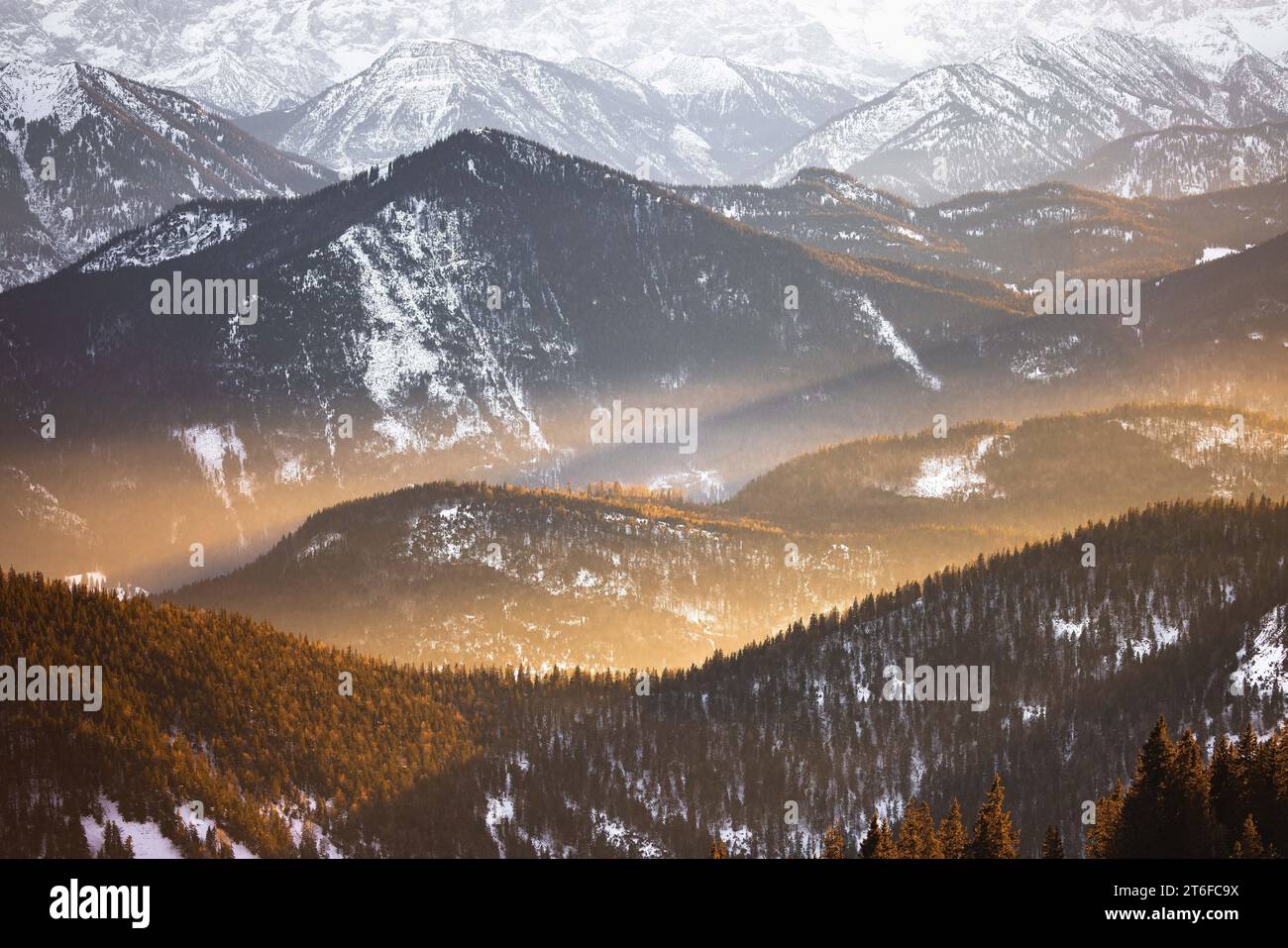 Inverno, panorama, montagne, raggio del sole, Alpi bavaresi, Jachenau, Brauneck, Baviera, Germania Foto Stock