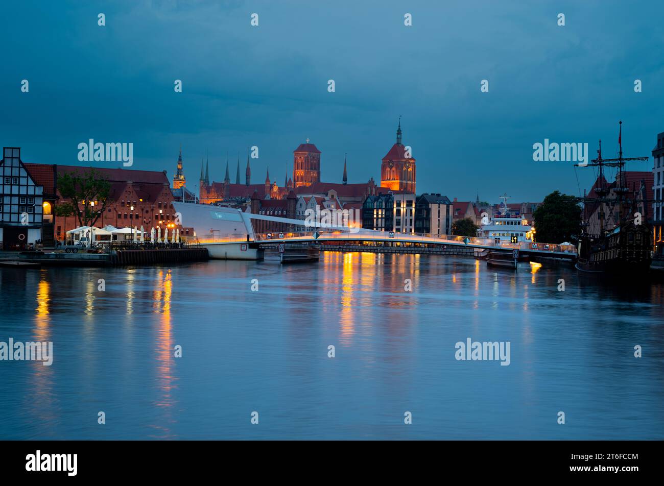 2022-06-07 facciate di vecchie case medievali sull'argine di Danzica sulle rive del fiume Motława. Danzica, Polonia Foto Stock