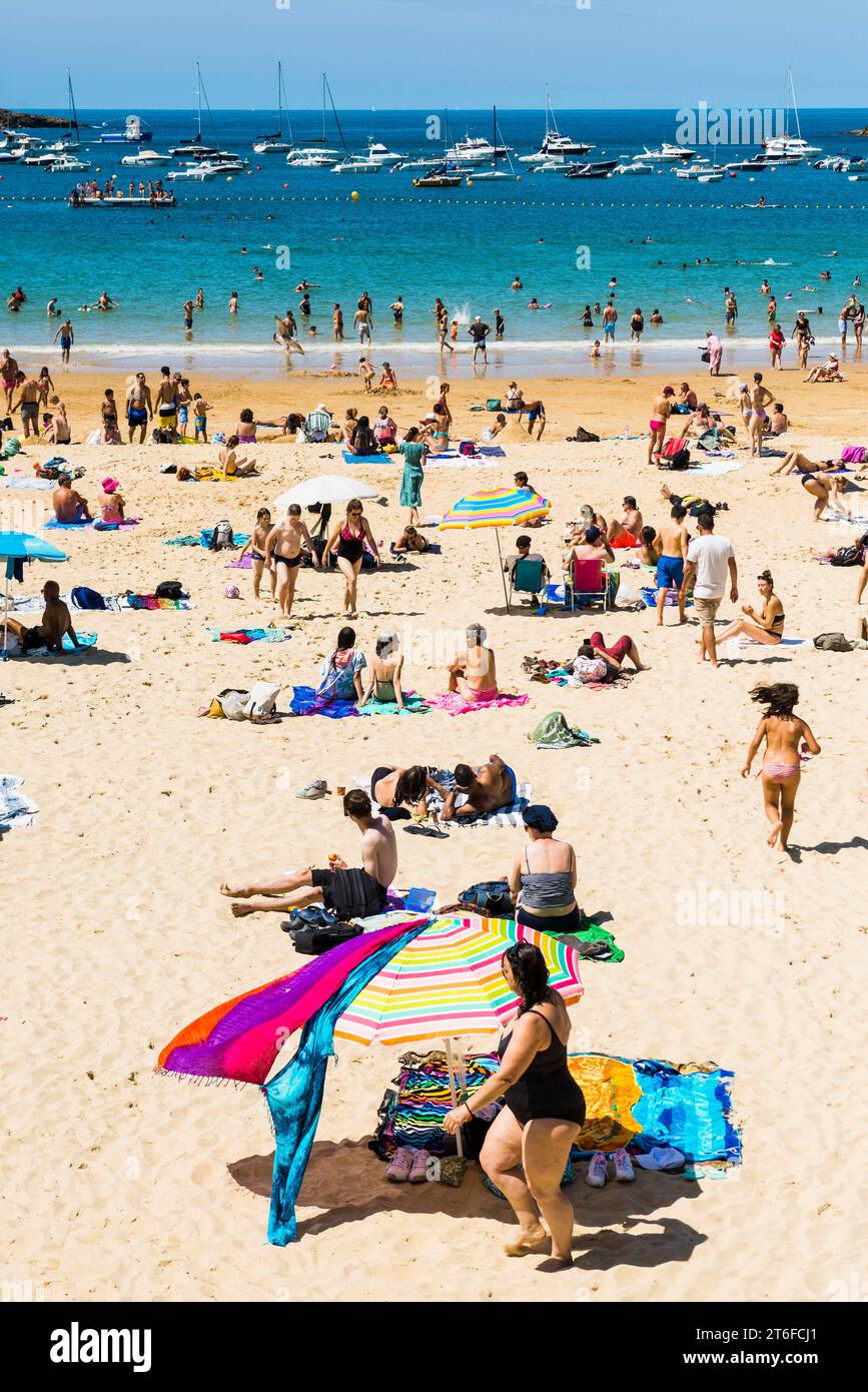 Spiaggia affollata con gente ad agosto, San Sebastián, Donostia, Paesi Baschi, Spagna settentrionale, Spagna Foto Stock