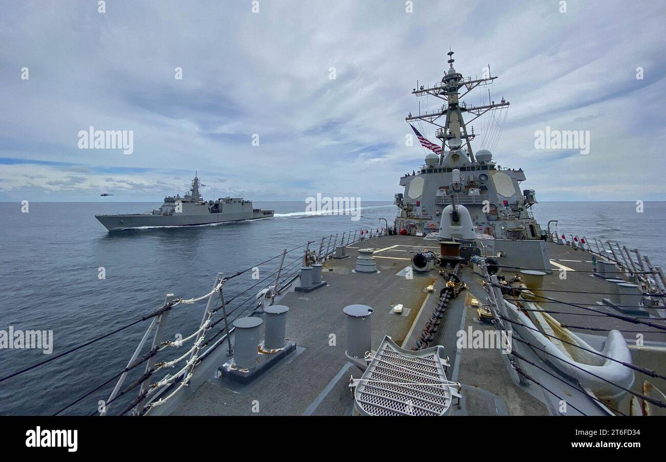 USS Russell (DDG 59) con INS Sumitra (P59) durante un esercizio passex Foto Stock