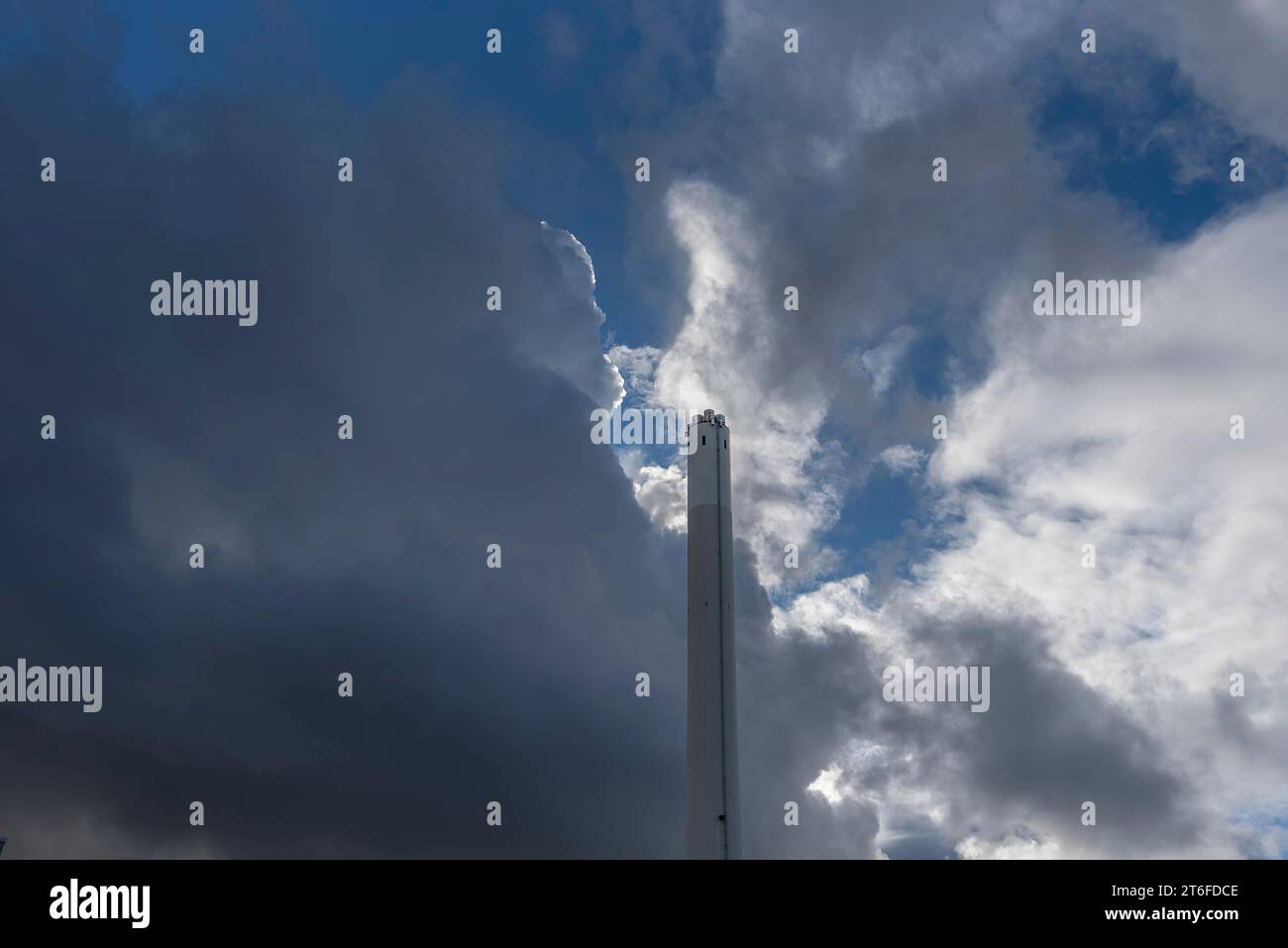 Cielo nuvoloso con camino della centrale termica, Erlangen, Franconia media, Baviera, Germania Foto Stock