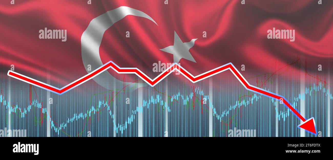 Grafico della recessione con una freccia rossa sulla bandiera della Turchia, inflazione. Declino dell'economia turca. Caduta dell'economia turca Foto Stock