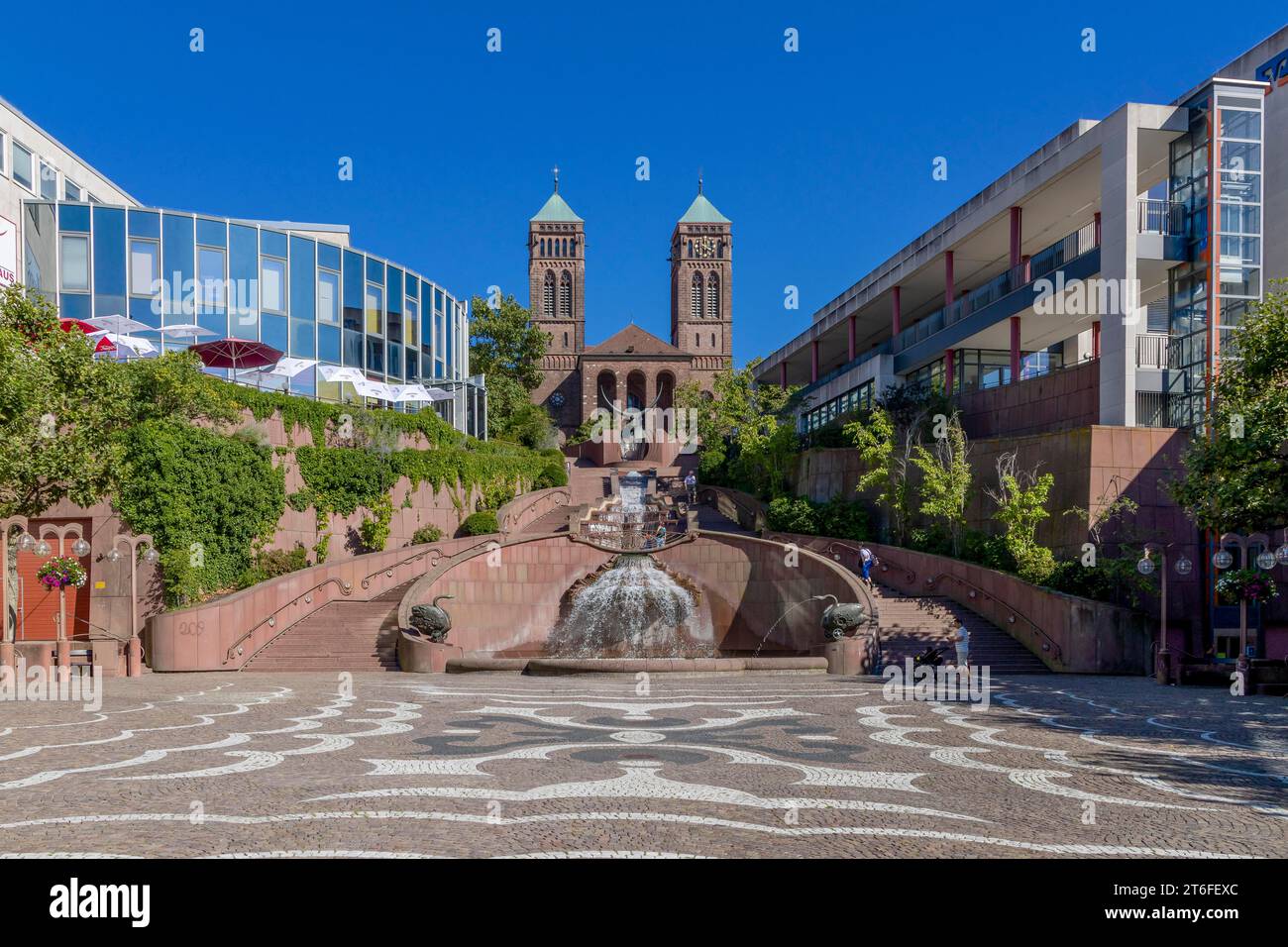 Il punto di riferimento della città è la fontana del castello (lo scultore Gernot Rumpf) con i suoi gradini del castello su piazza Schlossplatz nella zona pedonale e le torri Foto Stock