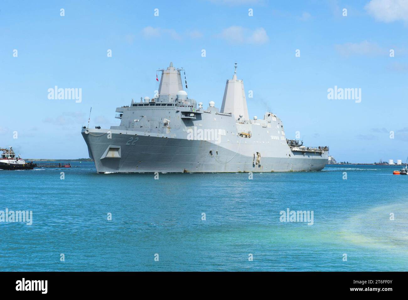 La USS San Diego (LPD 22) arriva a Guam per una visita programmata al porto. (27819337239) Foto Stock