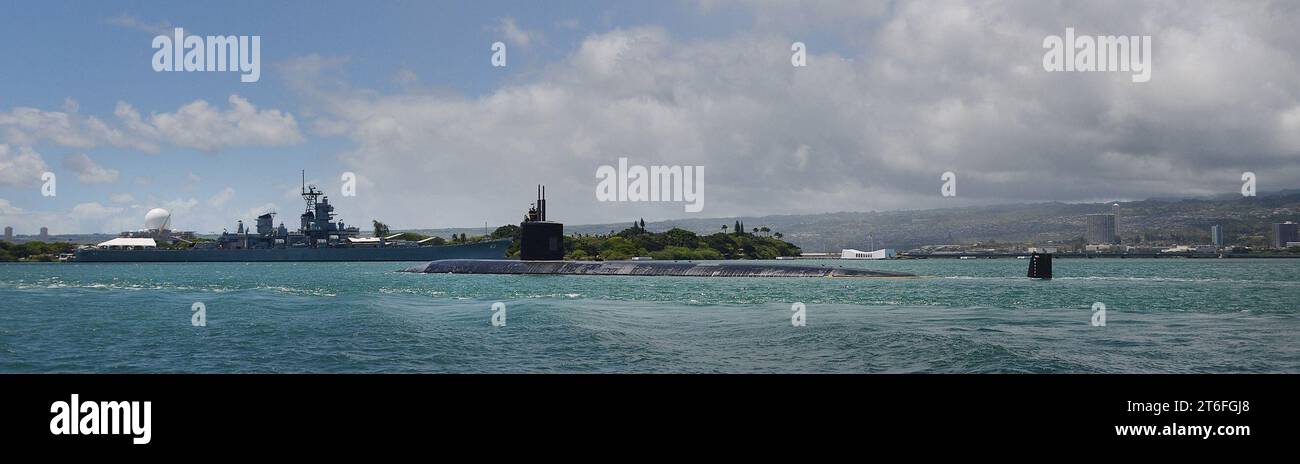 La USS Santa Fe (SSN-763) lascia Pearl Harbor nel luglio 2014 Foto Stock