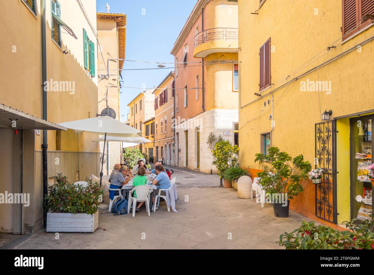 Grande famiglia a cena nella centralissima via Roma, Orbetello, Toscana Foto Stock