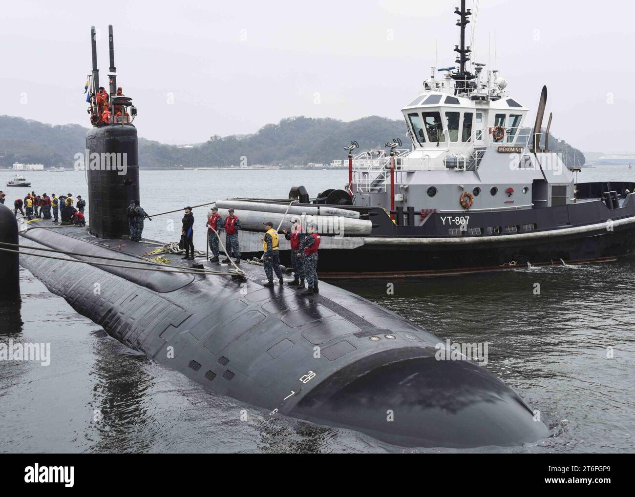 La USS Santa Fe è ormeggiata presso la Fleet Activities Yokosuka (32824548290) Foto Stock