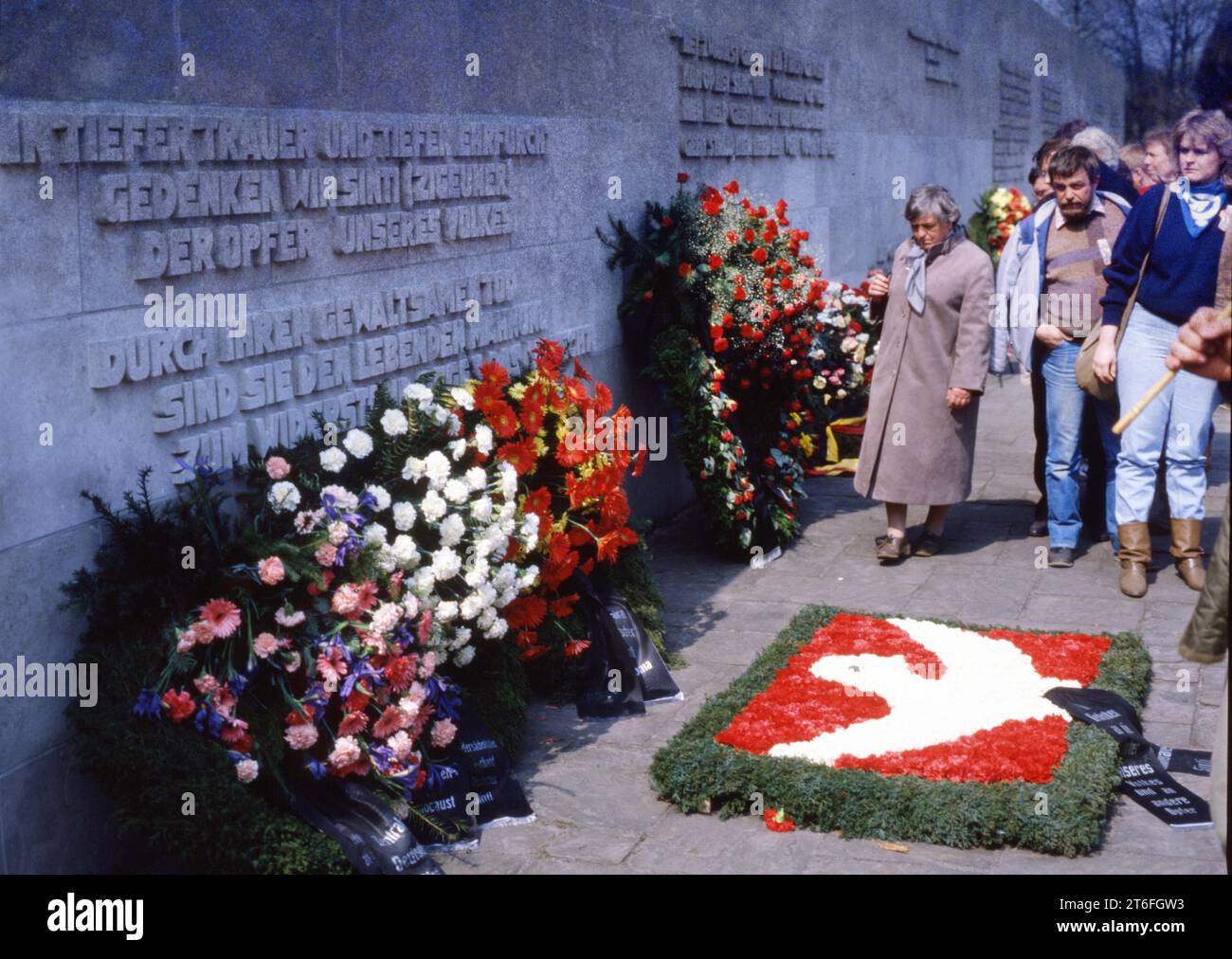 DEU, Germania: Le diapositive storiche degli anni 80-90, Bergen-Belsen. Commemorazione delle vittime naziste 84-5 Foto Stock