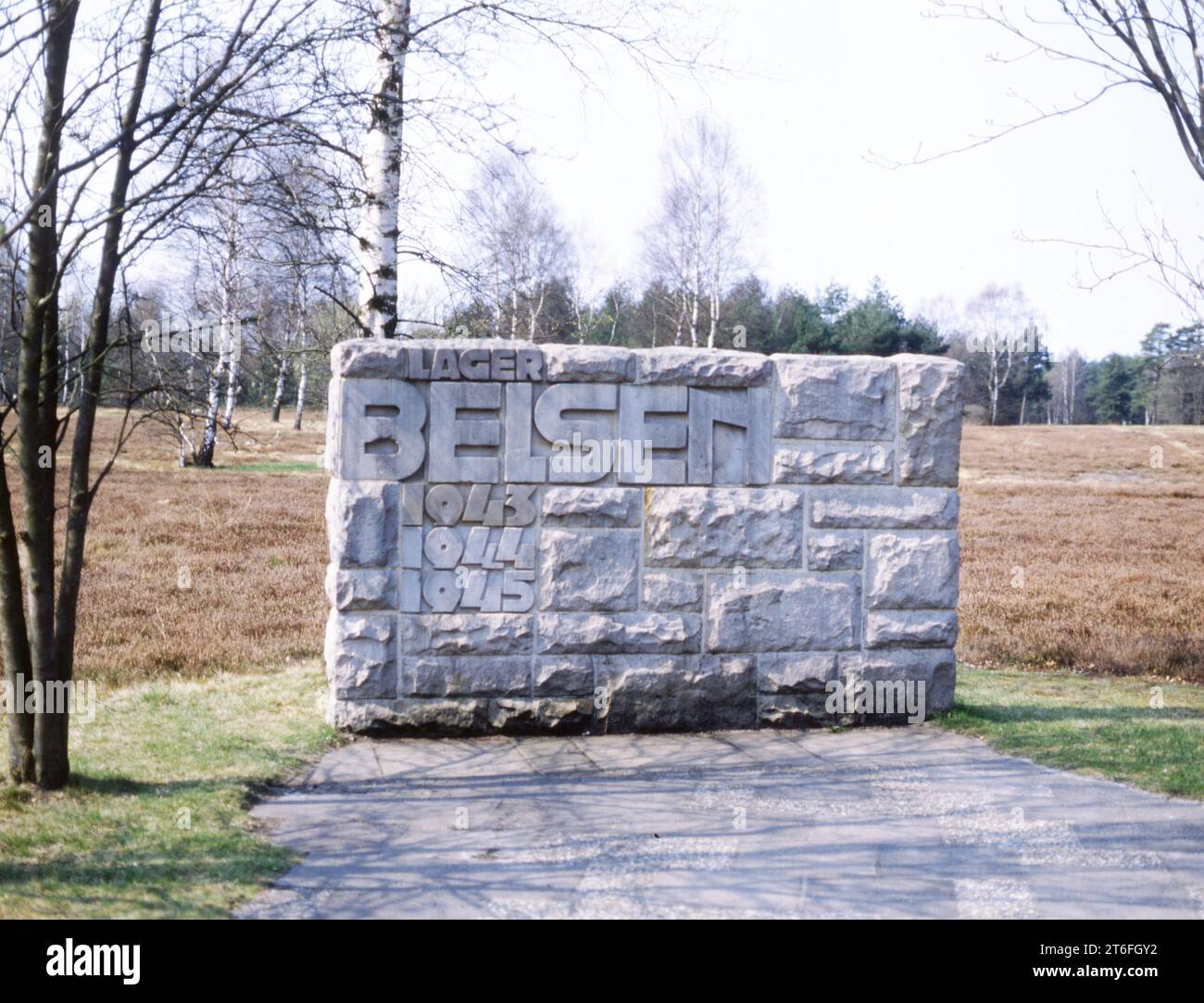 DEU, Germania: Le diapositive storiche degli anni 80-90, Bergen-Belsen. Commemorazione delle vittime naziste 84-5 Foto Stock