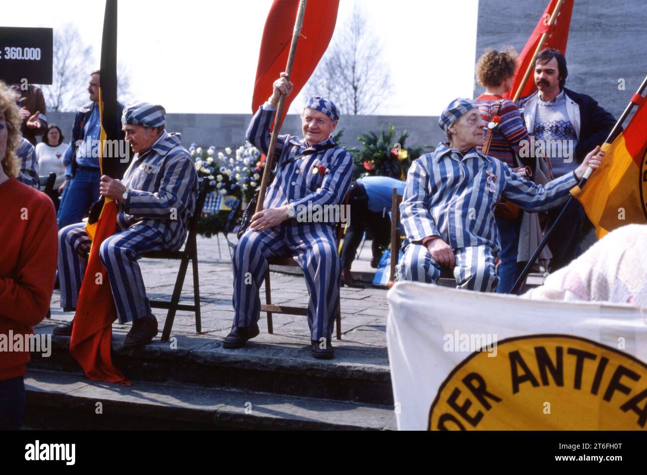 DEU, Germania: Le diapositive storiche degli anni 80-90, Bergen-Belsen. Commemorazione delle vittime naziste 84-5 Foto Stock
