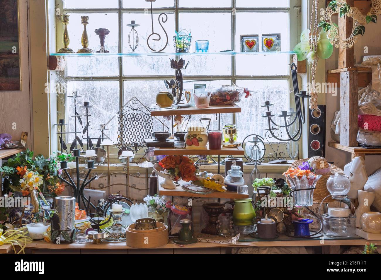 Oggetti in vetro e candele in vendita all'interno del negozio di articoli di seconda mano e chattels, Quebec, Canada Foto Stock