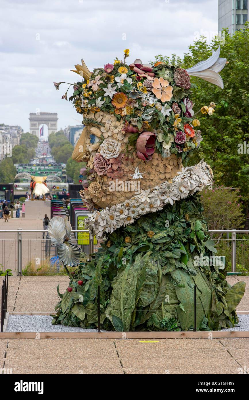 Scultura, THE EXTATICS 2023 - Arte all'aperto nel quartiere degli affari de la Defense con l'Arc de Triomphe de l'Etoile sullo sfondo, Parigi Foto Stock