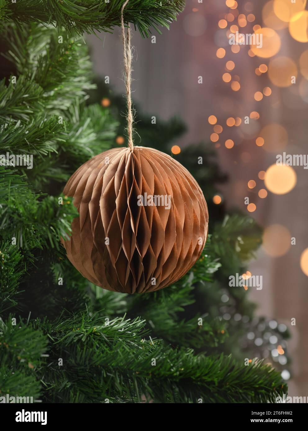 Palla di Natale di carta sull'albero di Natale. Banner Foto Stock