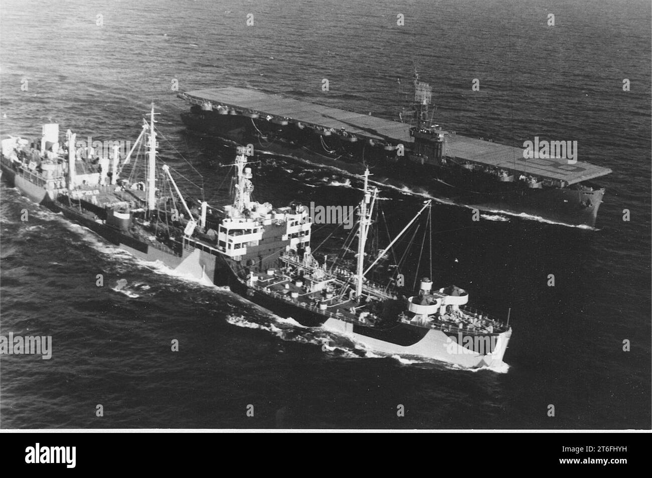 USS Severn (AO-61) e USS Rudyerd Bay (CVE-81) sono in corso nell'aprile 1944 Foto Stock
