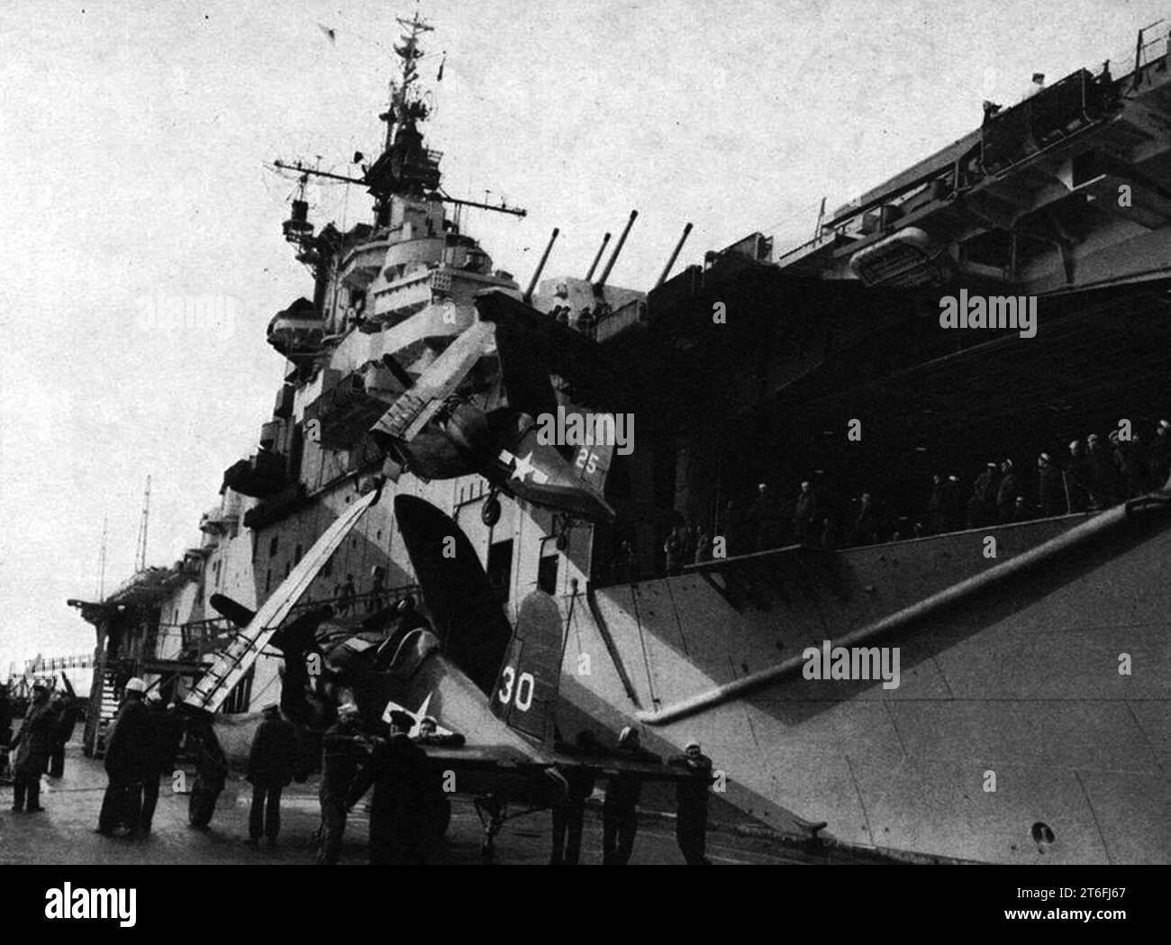 USS Shangri-la (CV-38) carica Vought F4U-1D Corsairs alla Naval Station Norfolk, Virginia (USA), circa nel gennaio 1945 Foto Stock