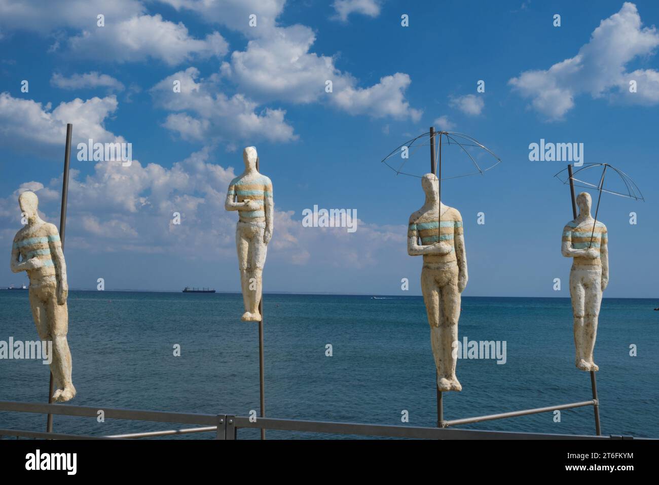 Sculture in ceramica con ombrelloni sulla spiaggia di larnaca, Cipro Foto Stock