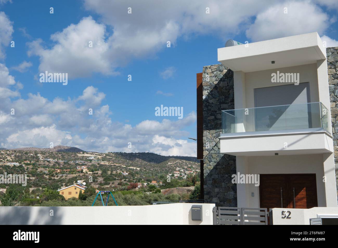 Casa moderna in un piccolo villaggio di paramytha vicino a Limassol, Cipro Foto Stock