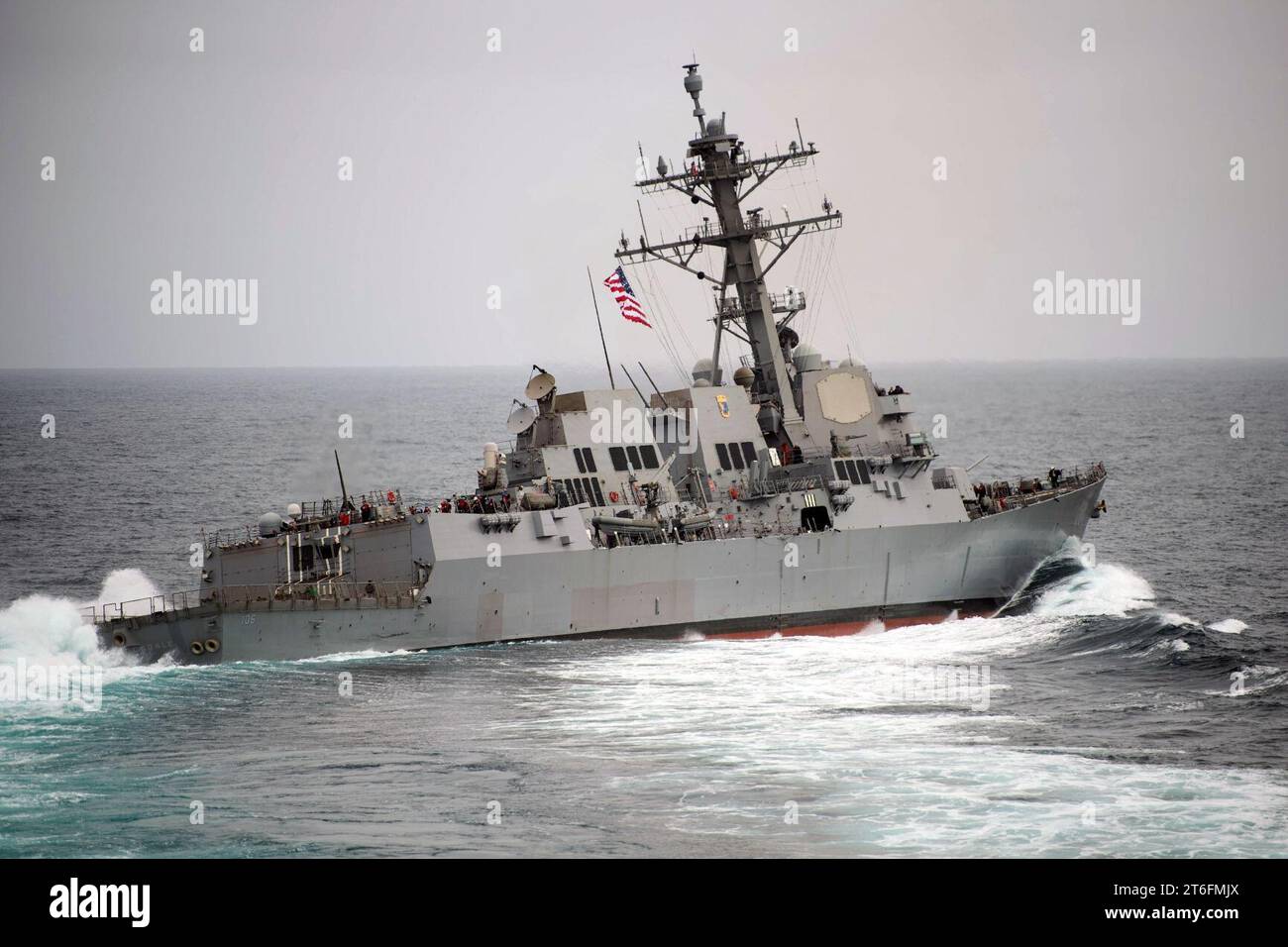 USS Stockdale (DDG 106) manovre a seguito di un rifornimento in mare con la portaerei USS John C. Stennis (CVN 74). (27125926907) Foto Stock