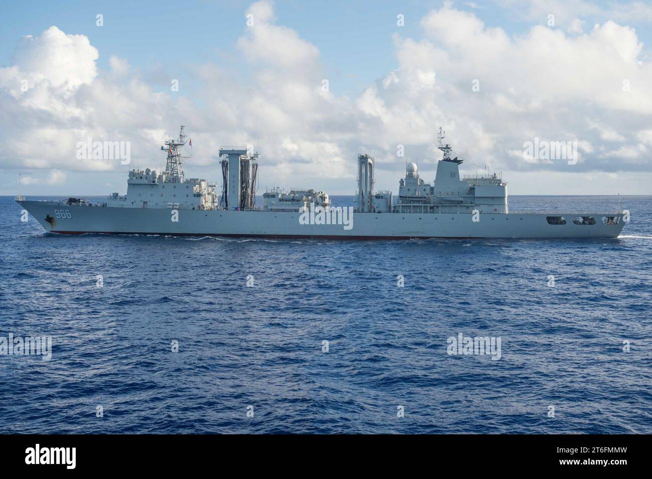 USS Stockdale e Gaoyouhu conducono RAS durante RIMPAC 16 160715 Foto Stock