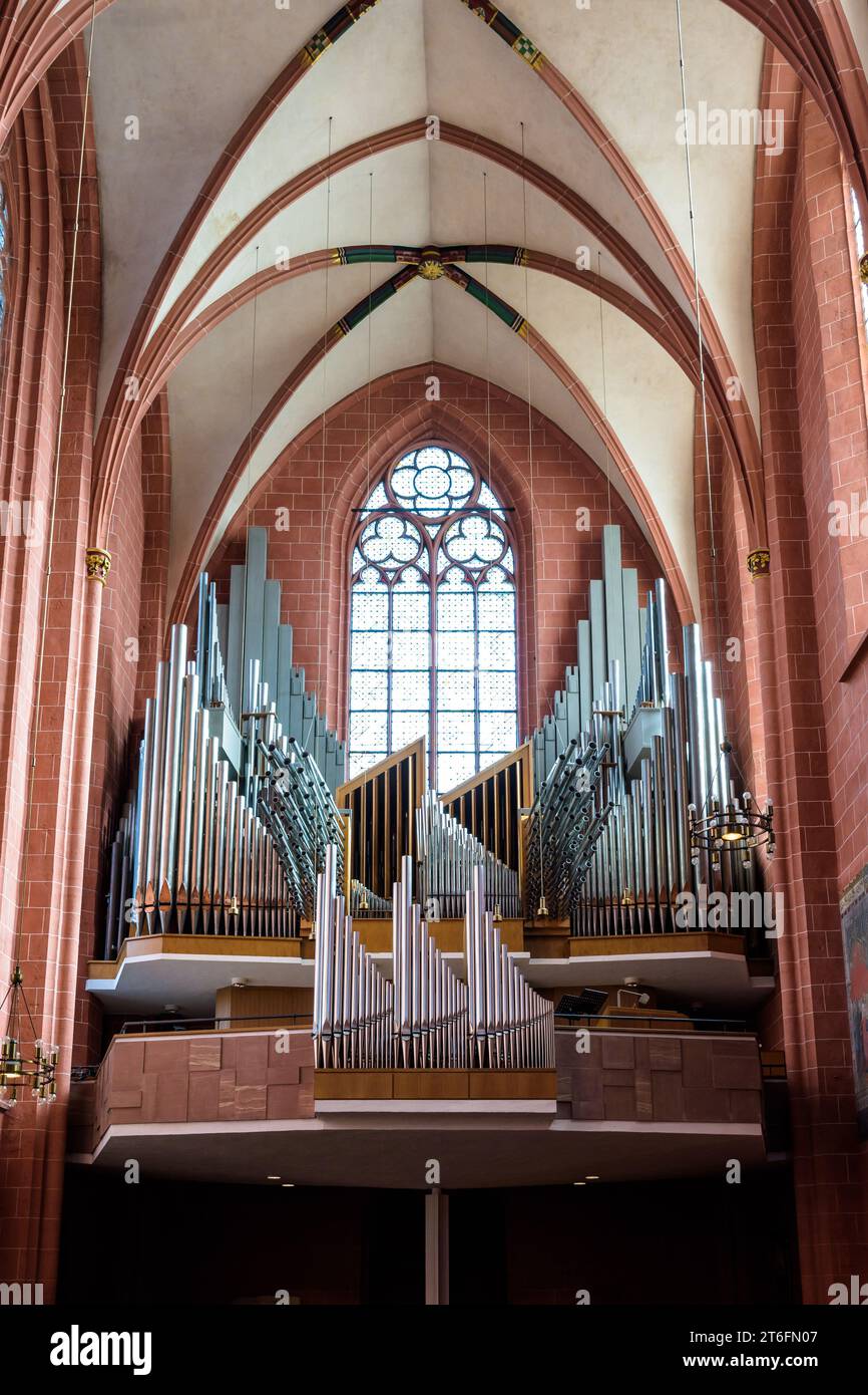 Vista frontale dell'organo principale della cattedrale di Francoforte, costruito nel 1957 da Klais come Opus 1109 in stile neo-barocco con una facciata a canne libere. Foto Stock