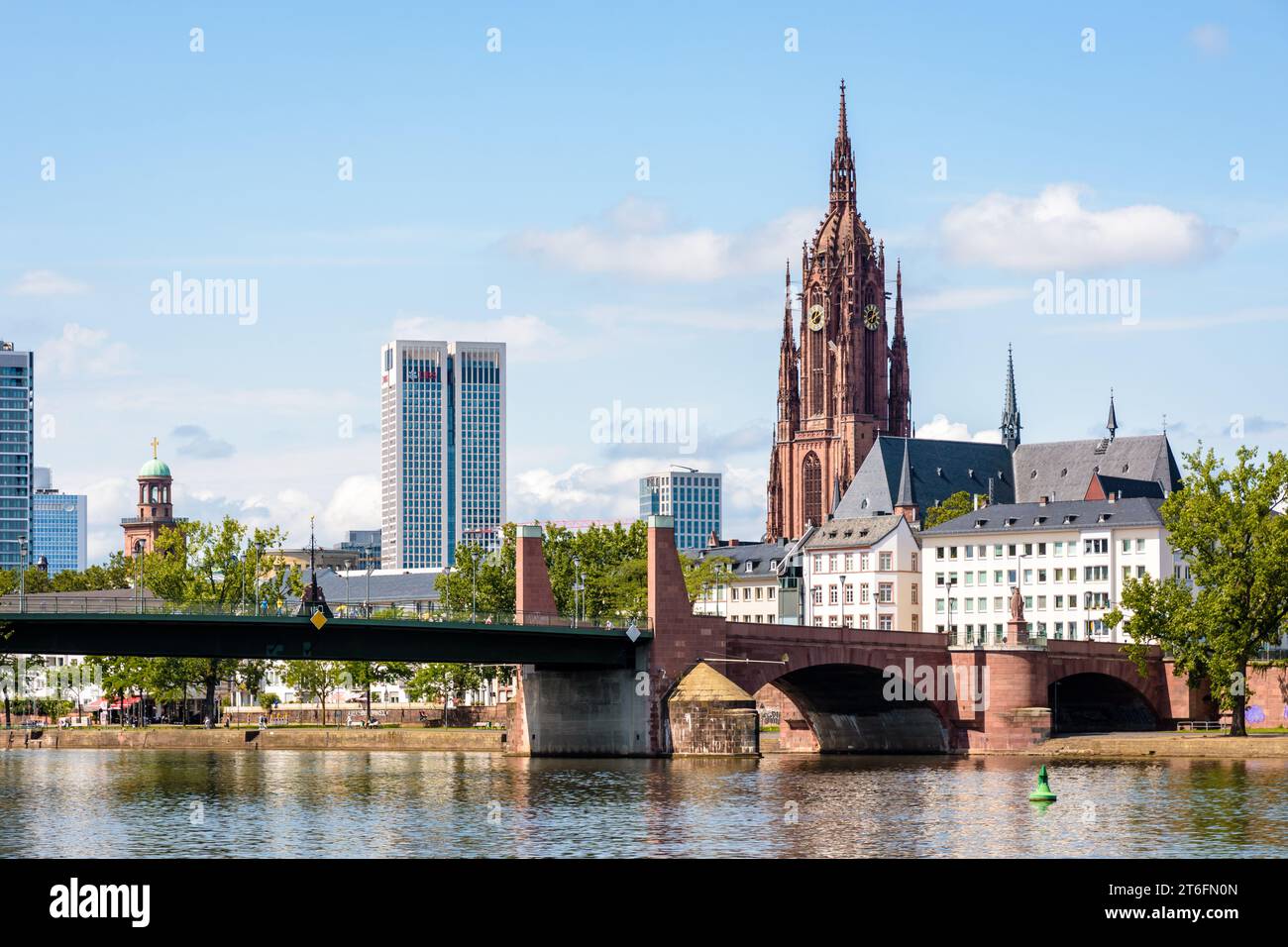 Il campanile della cattedrale di Francoforte (cattedrale imperiale di San Bartolomeo) si affaccia sull'alte Brücke, il vecchio ponte in pietra sul meno. Foto Stock