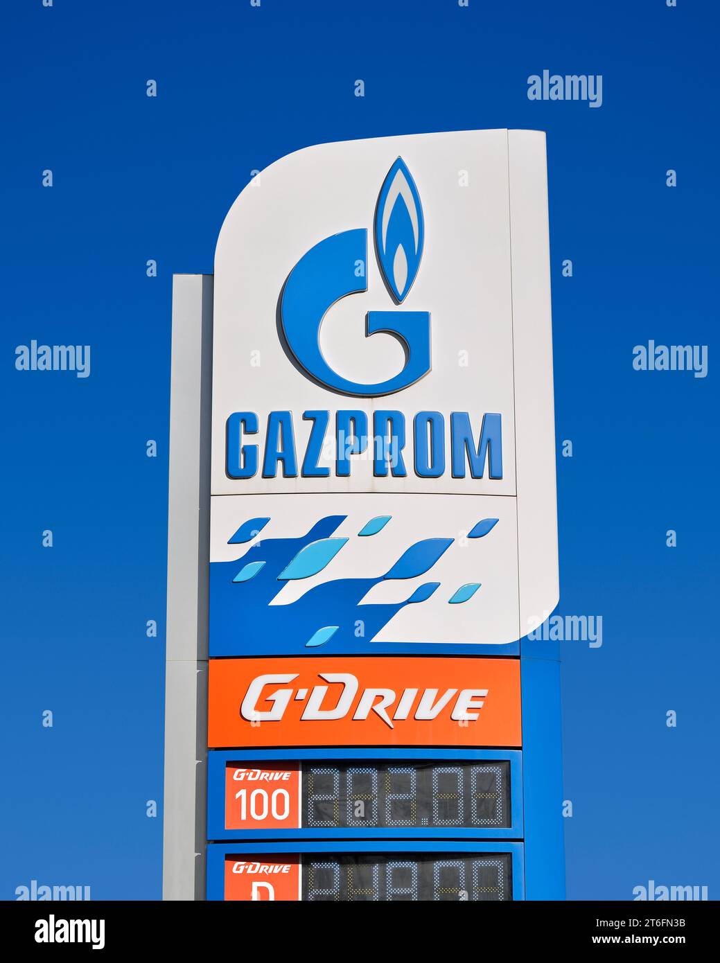 Cartello Gazprom fuori da una stazione di servizio, Belgrado, Serbia Foto Stock