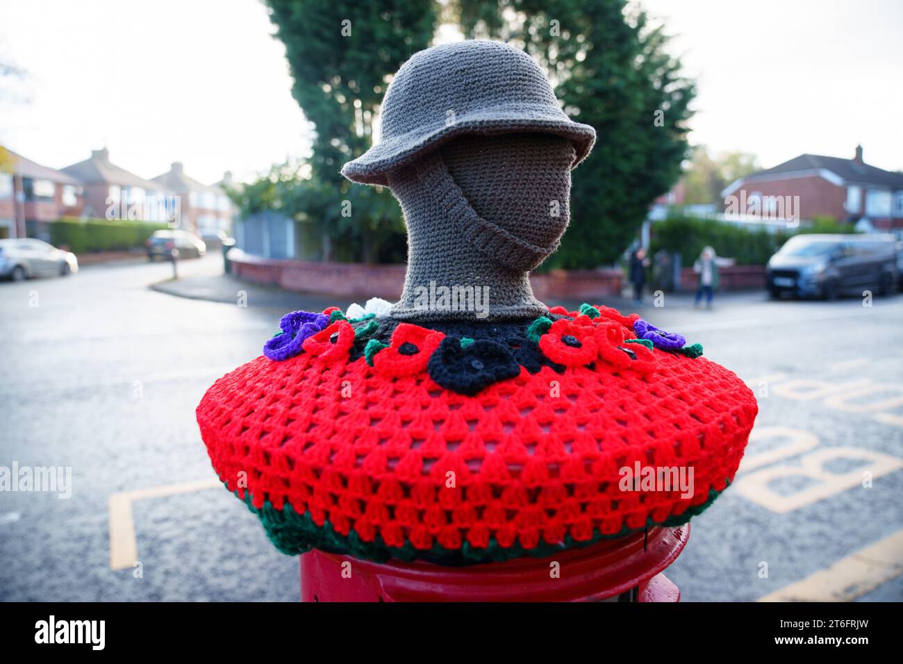 Uno strato superiore in maglia per commemorare l'armistizio Dayis visto a Manchester, Regno Unito. Crediti: Jon Super/Alamy Live News. Foto Stock