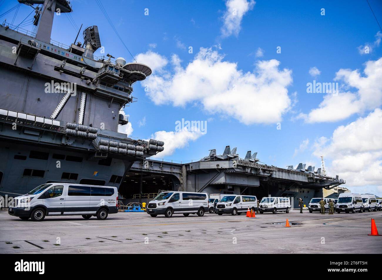 La USS Theodore Roosevelt (CVN-71) attraccò alla base navale di Guam il 10 aprile 2020 (200410 Foto Stock