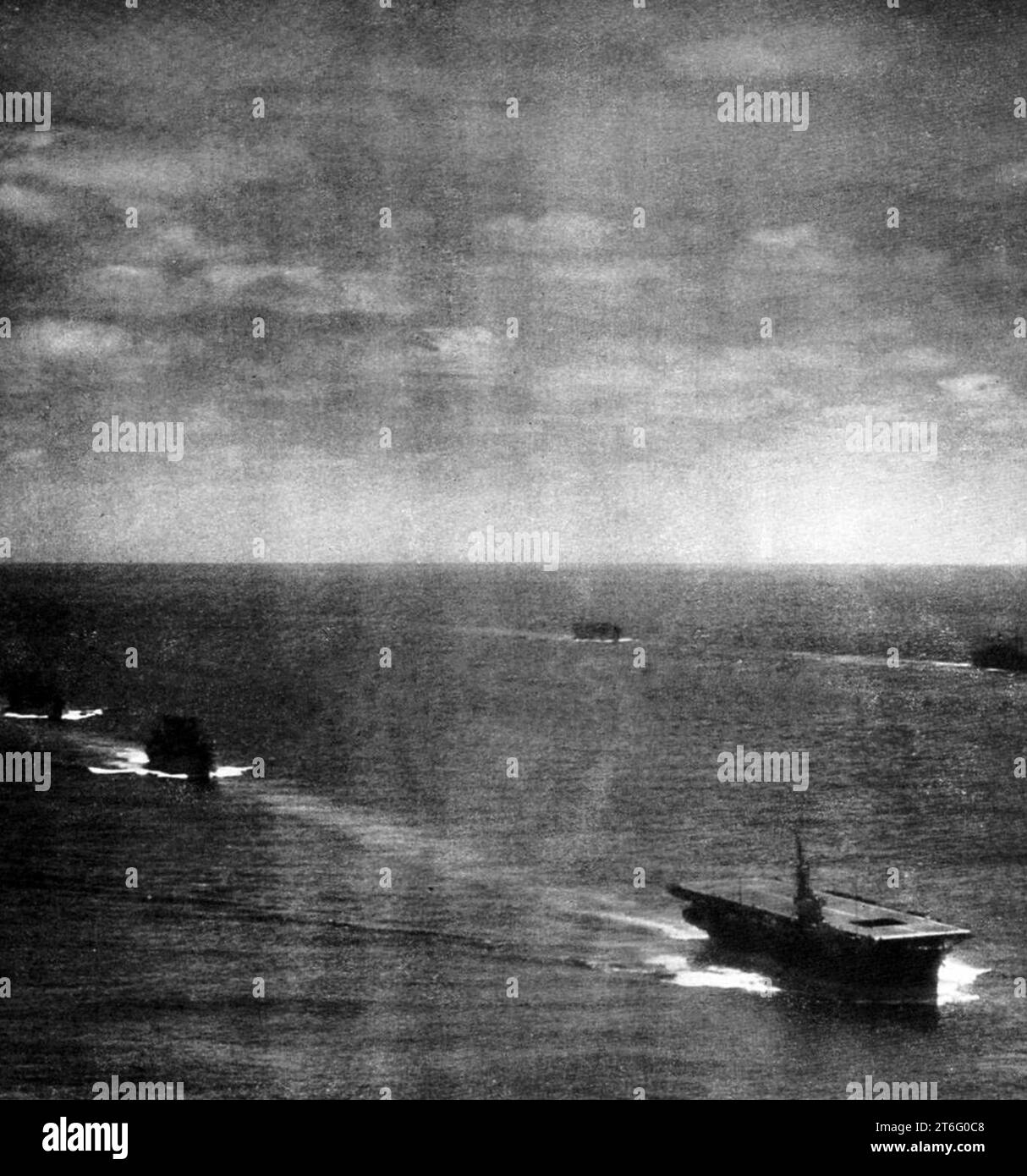 USS Tripoli (CVE-64) in corso con un convoglio nell'Oceano Atlantico, nell'aprile 1944 Foto Stock